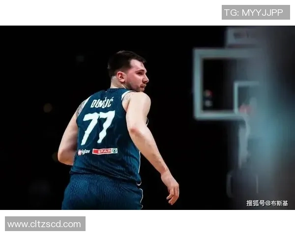 东契奇精彩持球单打展现个人技术中距离翻身跳投稳稳命中 东契奇精彩持球单打展现个人技术中距离翻身跳投稳稳命中